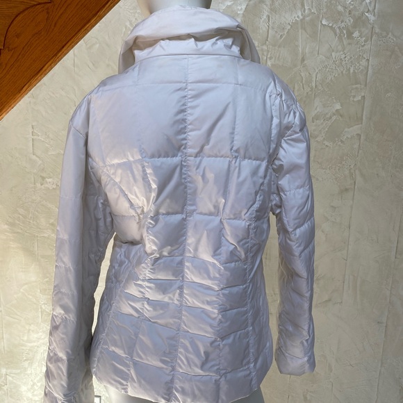 White Puffer Coat.  2 Slant Pockets & 1 on Sleeve - Picture 4 of 6
